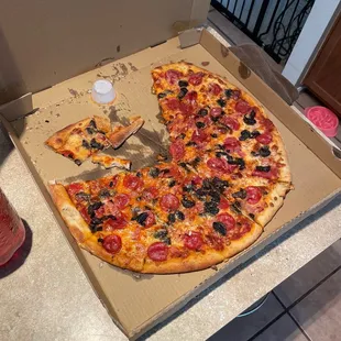 Probably the worst pizza I&apos;ve EVER had! 20 in pizza with 3 toppings (pepperoni, mushrooms and Canadian Bacon)