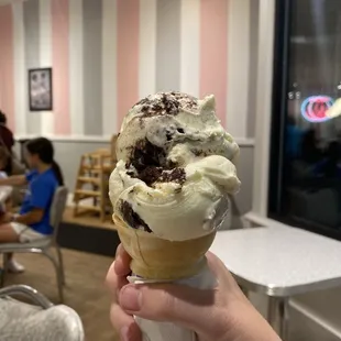 1 scoop of cookies and cream