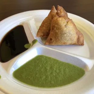 Samosa with mint and tamarindo chutney