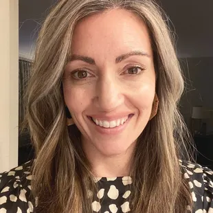 A new year is the perfect time to embrace a new hair color! @em.newton helped this guest embrace and enhance her natural gorgeous gray hair.