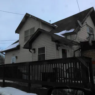 a view of the outside of the house