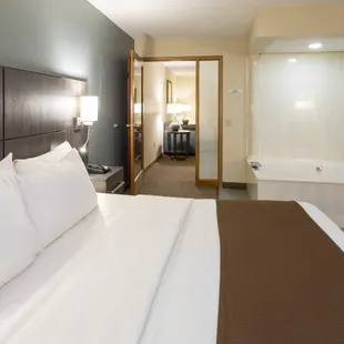 Paynesville Inn &amp; Suites Bedroom of 2-Room Whirlpool Suite