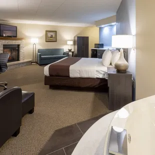 Paynesville Inn &amp; Suites Whirlpool Fireplace Suite