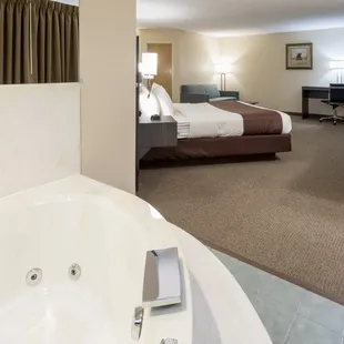 Paynesville Inn &amp; Suites Whirlpool Suite