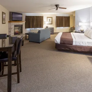 Paynesville Inn &amp; Suites Whirlpool Fireplace Suite