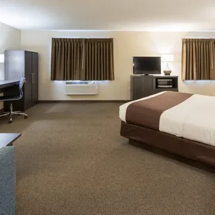 Paynesville Inn &amp; Suites Whirlpool Suite