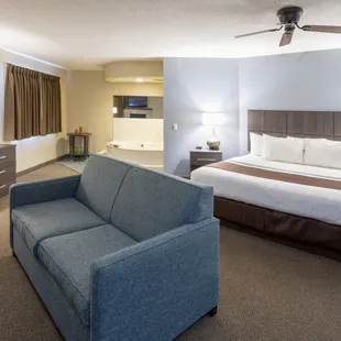 Paynesville Inn &amp; Suites Whirlpool Suite