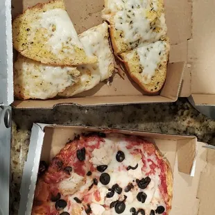 Garlic cheesy bread and pizza with chicken and olives