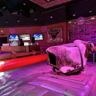 Mechanical bull