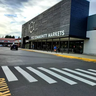 Came to the PCC market in Burien. The parking lot is available.