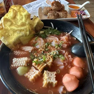 Yen ta fo (Thai pink noodle soup)