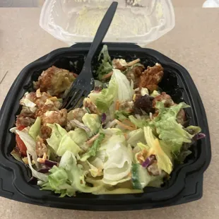 Salad with crispy chicken and honey mustard