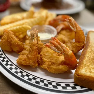 Shrimp platter: 6 yuge fried shrimp texas toast, fries, side salad or slaw &amp; house made tarter sauce :)...