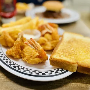 Perfect texas toast shrimp &amp; fries on the shrimp platter GET IT :)...
