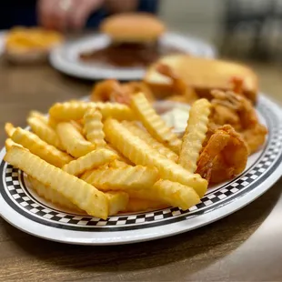 shrimp platter comes with 6 yuge shrimp