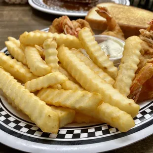 Perfect crinkle cut fries &amp; choice of slaw or side salad comes with the shrimp platter :)...