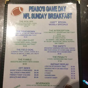 Yes they serve breakfast on NFL Sunday, open at 9am!