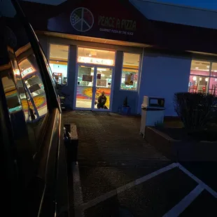 the front of a restaurant at night