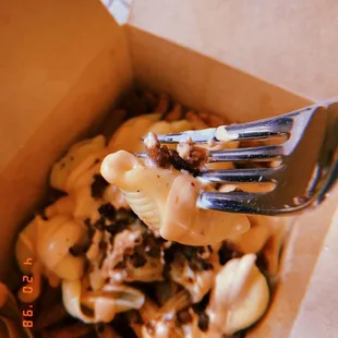 Mac &amp; Cheese Fries w Beyond Meat