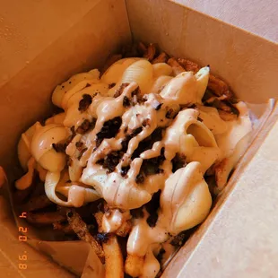 Mac &amp; Cheese Fries w Beyond Meat