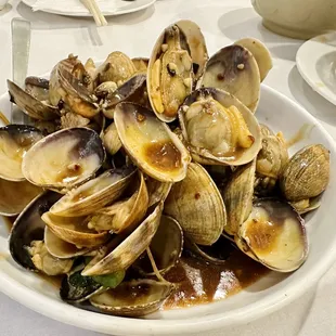 a bowl of clams on a table