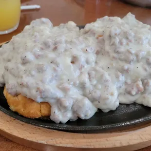 Biscuit and gravy