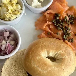 SMOKED SALMON & NY STYLE BAGEL