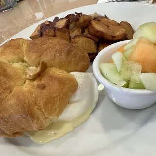 GRIDDLED HAM & BRIE SANDWICH