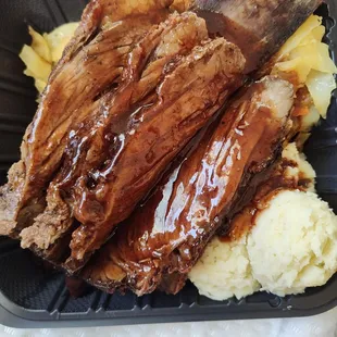 Beef rib with cabbage and garlic mashed potatoes