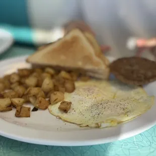 a plate of breakfast food