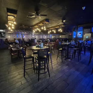 Empty restaurant- tons of seating