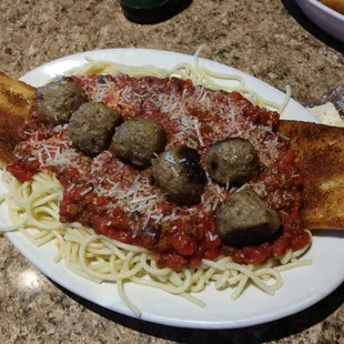 Hubby ordered this for DinDin, spaghetti with meat sauce and meat balls. He loves!