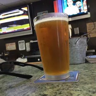 Ice cold Goose Island IPA on tap... Good place to kill time while waiting on your car next door @ Americas Tire.