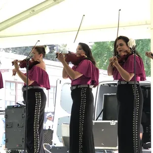 Mariachi Bonitas performance