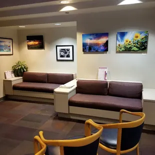 Beautiful artwork (for sale) on the walls !