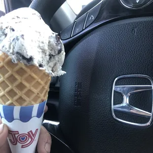 My fav ice cream. Cookie and cream. Very yummy.