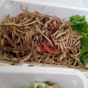 Yummy and mouthwatering papaya salad (6 peppers)