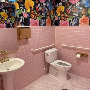Who doesn&apos;t love a statement bathroom?