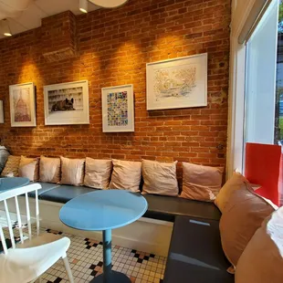 Seating and decor at Pearl's Bagels.