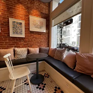 This place is so cute! And delicious bagels and the best bacon ever.