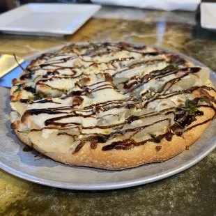 Pear and Gorgonzola hand tossed