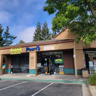 Pearl's coffee shop/cafe on Hayward Blvd. next to the Bonfare market in the University Plaza.