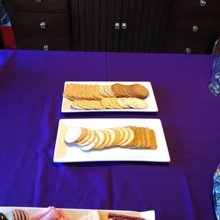 Mixed gourmet crackers