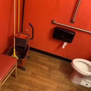 Men&apos;s bathroom