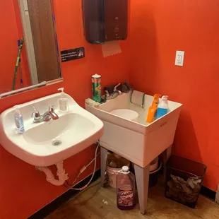 Men&apos;s bathroom