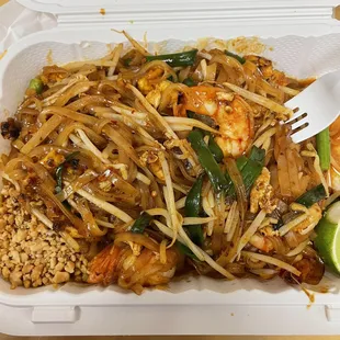 Delicious shrimp pad thai