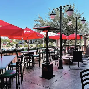 Peaceful &amp; fresh, eating outside with the traffic behind you. Just relaxing.
