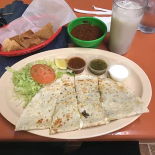 Asada Quesadilla con chips y salsa!