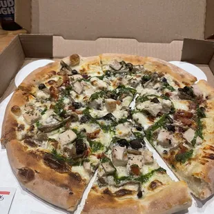 Herb chicken pizza with mushrooms