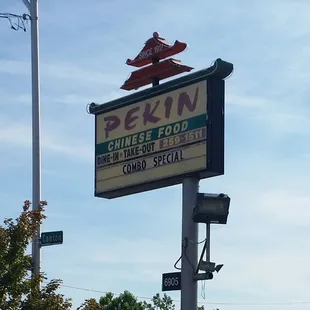 the sign for the restaurant
